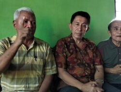 Ket. Foto: Ayub Titu Eki di dampingi Jan Chr. Banyamin, dan Melkianus Bait dalam pernyataan Persnya. 