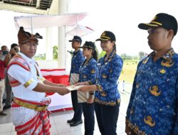 Ket. Foto: Bupati Kupang, Yosef Lede, SH Menyerahkan Secara Simbolis SK CPNS Kepada Enam Perwakilan CPNS Kabupaten Kupang.