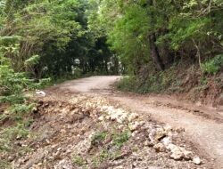 Ket. Foto: Kondisi Jalan Oben-Bone Nyaris Putus.