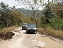 Ket. Foto: Kendaraan Roda Empat saat Melintasi Jalan HR. Koroh antara Batas Kecamatan Nekamese dan Kecamatan Amarasi Barat, Ikan Foti. 