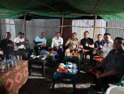 Ket. Foto: Bupati Kupang Bersama Ketua DPRD Kota Kupang Bersama Sedang Menikmati Babi Bakar Amarasi Beberapa Waktu Lalu. 