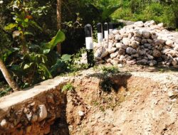 Ket. Foto: Tembok Penahan Jembatan Totgom yang Ambruk. 