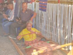 Ket. Foto: Yuliana Neparasi Meo, salah Satu Warga Kelurahan Teunbaun sedang Menenun di Stan Kecamatan Amarasi Barat. 