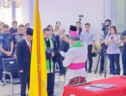 Ket. Foto: Sekretaris Daerah Kabupaten Kupang, Mateldius Soleman Jilis Sanam saat Menerima Berkat dari Uskup Agung Kupang, Mgr. Hironimus Pakaenoni. 