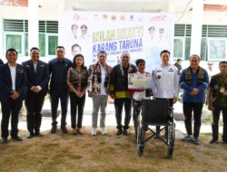 Ket. Foto: Pose Bersama saat Penyerahan Bantuan Sosial Kepada Masyarakat Kabupaten Kupang secara Simbolis. 
