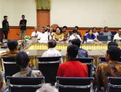 Ket. Foto: Puluhan Warga Desa Sumlili saat Beraudiensi Bersama Bupati Kupang, Yosef Lede, S.H dan Dinas Terkait.