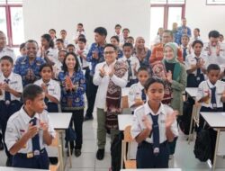 Ket. Foto: Menteri Koordinator Pemberdayaan Masyarakat A. Muhaimin Iskandar saat Menjumpai Siswa-siswi Sekolah Rakyat Menengah Pertama 19 Kupang.