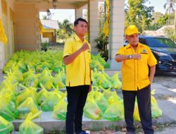 Ket. Foto: Ketua DPRD II Golkar Kabupaten Kupang, Daniel Taimenas S. H bersama Sekertaris DPD II Golkar Kabupaten Kupang, Alexy B. Mada di Sekretariat Golkar Kabupaten Kupang. 