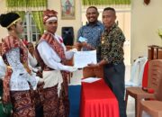Keterangan: Penyerahan e-KTP dan juga KK, serta Akte Pernikahan bagi Kedua Mempelai. 