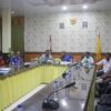 Ket. Foto: Plt. Asisten Setda Kabupaten, Plt. Sekda Kabupaten Kupang, dan Ketua Tim Transisi Bupati dan Wakil Bupati Kupang.