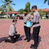 Kepala Kepolisian Resort Kupang saat Memberikan Air Sebagai Bentuk Penghargaan Atas Kenaikan Pangkat.