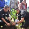 Bupati Kupang saat Melakukan Penanaman Anakan Pohon di Bukit Humon.