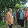 Ket. Foto: Bupati Kupang saat Berkoordinasi dengan Kepala Desa Oelnasi, dan Kepala Desa Noelbaki di Lahan Milik Pemerintah Kabupaten Kupang.
