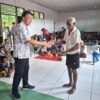 Ket. Foto: Penyerahan Bantuan Kepada Korban Longsor.
