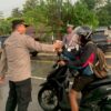 Ket. Foto: Kapolres Kupang Membagikan Takjil Kepada Salah Satu Pengguna Jalan.