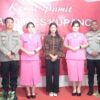Wabup Kupang Aurum Titu Eki diantara Mantan Kapolres Kupang, AKBP Anak Agung Gde Anom Wirata bersama istri dan Kapolres Kupang baru AKBP Rudy J. J. Ledo bersama istri pada acara kenal pisah di Mapolres.