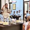 Ket. Foto: Gubernur NTT, di Dampingi Bupati Kupang saat di Puskesmas Oesao.