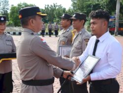 AKBP Anak Agung Gde Beri Penghargaan Kepada 4 Personil Polres Kupang