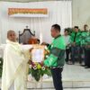 Ket. Foto: Penyerahan Bantuan oleh Salah Satu Anggota Grab Kota Kupang kepada RD. Kanisius Pen.