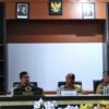 Ket. Foto: Bupati Kupang, di Apit Plt. Sekda, Asisten II Kabupaten Kupang, dan Kepala Bidang Kelembagaan Dinas PMD Kabupaten Kupang.