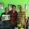 Ket. Foto: Pose Bersama saat Penyerahan Foto Tapal Batas antara Fatuleu dengan Kupang Timur oleh Jan Chr. Benyamin kepada Melkianus Bait di Kediamannya.