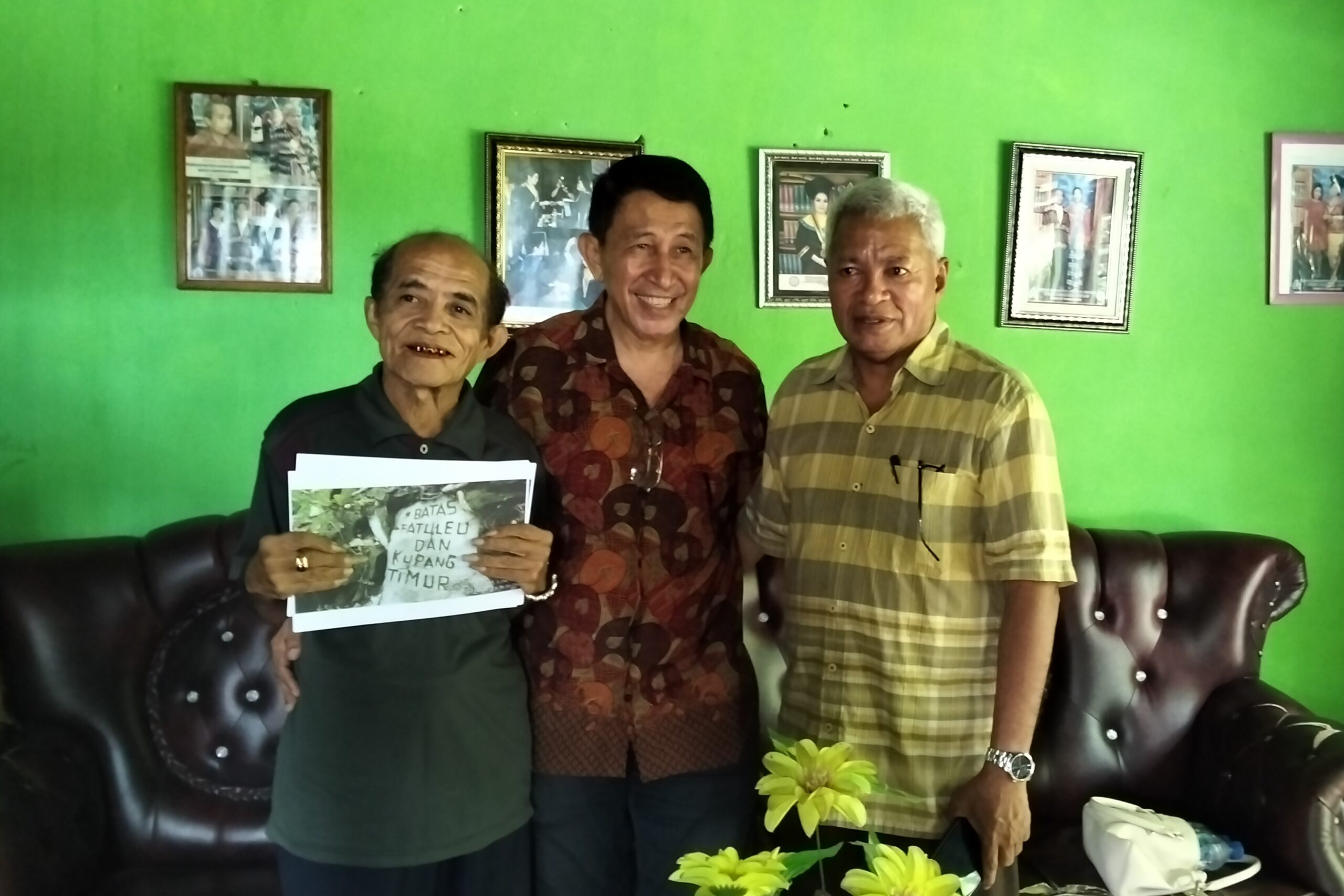 Ket. Foto: Pose Bersama saat Penyerahan Foto Tapal Batas antara Fatuleu dengan Kupang Timur oleh Jan Chr. Benyamin kepada Melkianus Bait di Kediamannya.