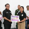 Ket. Foto: Bupati Kupang, Yosef Lede, SH Memberikan Hadiah bagi para Pemenang.