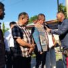 Ket. Foto: Anggota DPRD Propinsi NTT Partai Gerindra, Jan Piter Windi dan Bupati Kupang, Yosef Lede, SH saat di Kalungi Salendang Bentuk Penghargaan oleh Anggota DPRD kabupaten Kupang, Dapil 4 Partai Solidaritas Indonesia (PSI), Absolom Buy Spd.