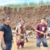 Ket. Foto: Sebagian Warga Desa Sumlili dan Anggota DPRD Kabupaten Kupang, Dapil 4 saat Berada di Sungai titik Rusaknya lahan Bawang milik Warga.