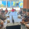 Ket. Foto: Bupati Kupang, Yosef Lede, SH di Dampingi Plt. Direktur Perumda Kabupaten Kupang, Okto Tahik dan Kepala Dinas PUPR Kabupaten Kupang, Mateldius S. J. Sanam, serta Staf Perumda Kabupaten Kupang saat Rapat Bersama di Kantor Perumda Kabupaten Kupang, Desa Raknamo.