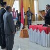 Ket. Foto: Bupati Kupang, Yosef Lede, SH saat Melantik Direktur Utama Perusahaan Umum Daerah (Perumda) Air Minum Kabupaten Kupang.