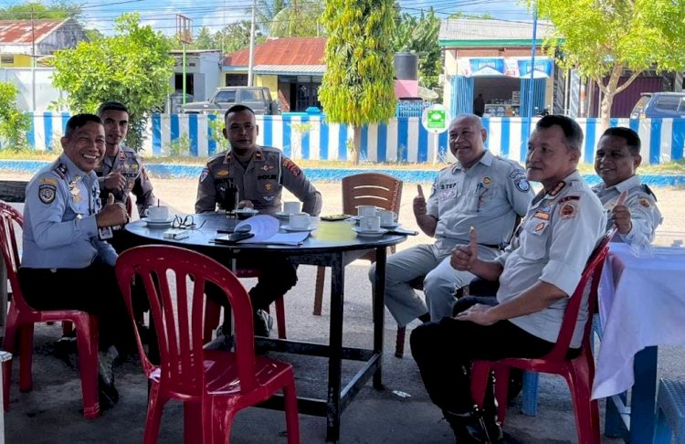 Ket. Foto: Kasat Lantas Polres Kupang, dan Personil, Kepala Dinas Perhubungan Kabupaten Kupang dan Staf, serta Kepala Jasa Raharja Kabupaten Kupang.