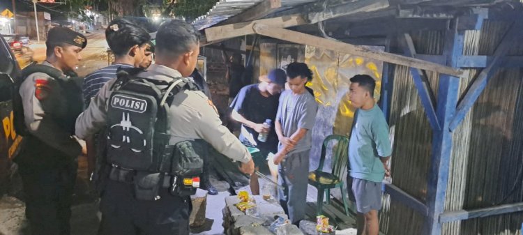 Ket. Foto: Satuan Tugas Operasi Polres Kupang saat Menemukan Pemuda Oesao Asyik Menkonsumsi Minuman Keras. (Itm)