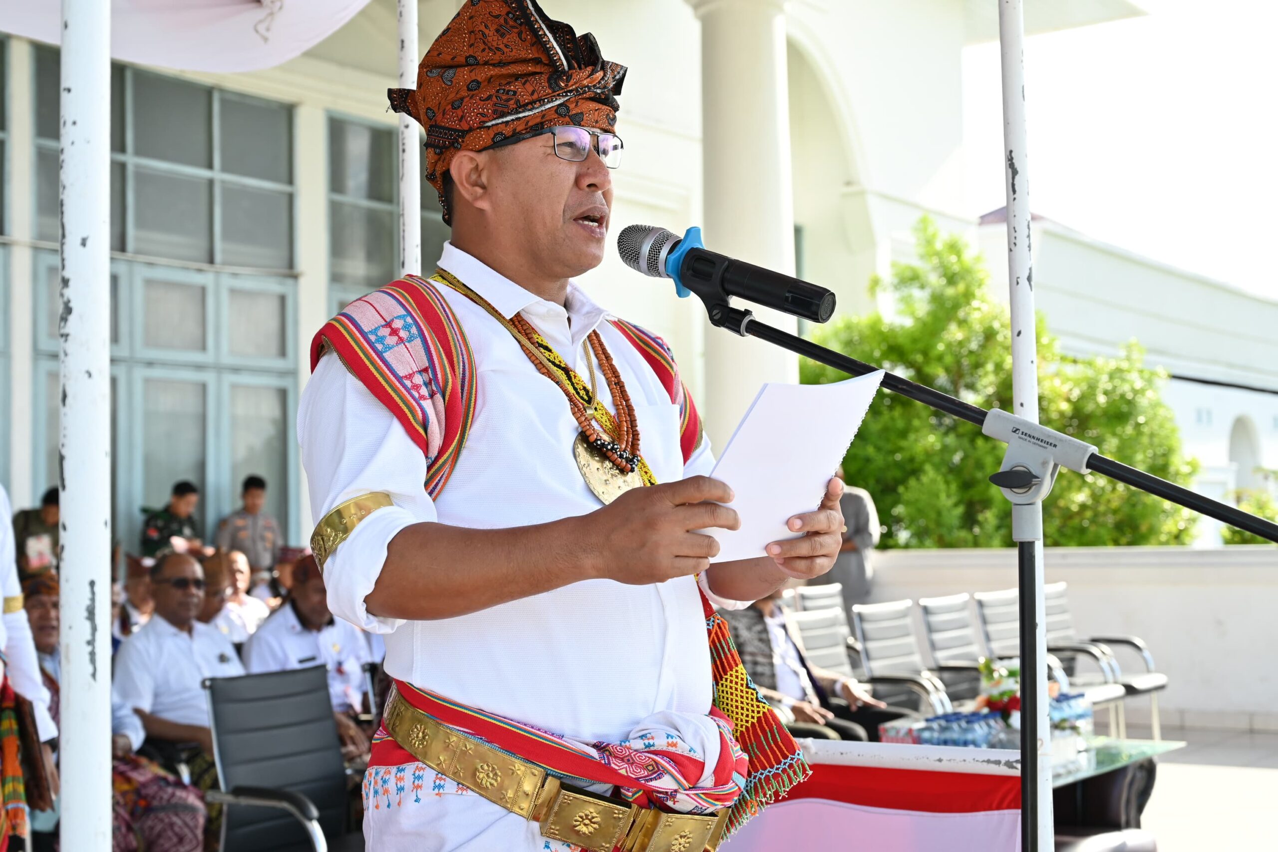 Ket. Foto: Bupati Kupang, Yosef Lede, SH selaku Pembina Upacara saat Menyampaikan Pesan Kepala Badan Pembinaan Ideologi Pancasila RI, Yudian Wahyudi.