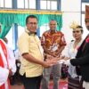 Ket. Foto: Bupati Kupang, Yosef Lede, SH Menyerahkan Akta Nikah Kepada Salah Satu Pasangan Nikah Massal di Gereja Bait'el Saenenu, di Dampingi Kepala Dispendukcapil, Yulius Taklale, dan Pdt. Yanwar Lobo.