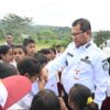 Ket. Foto: Bupati Kupang, Yosef Lede, SH saat Bersalaman dengan Para Siswa-siswi Sekolah Dasar (SD).