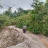 Ket. Foto: Kondisi Jalan Oben-Bone Nyaris Putus.