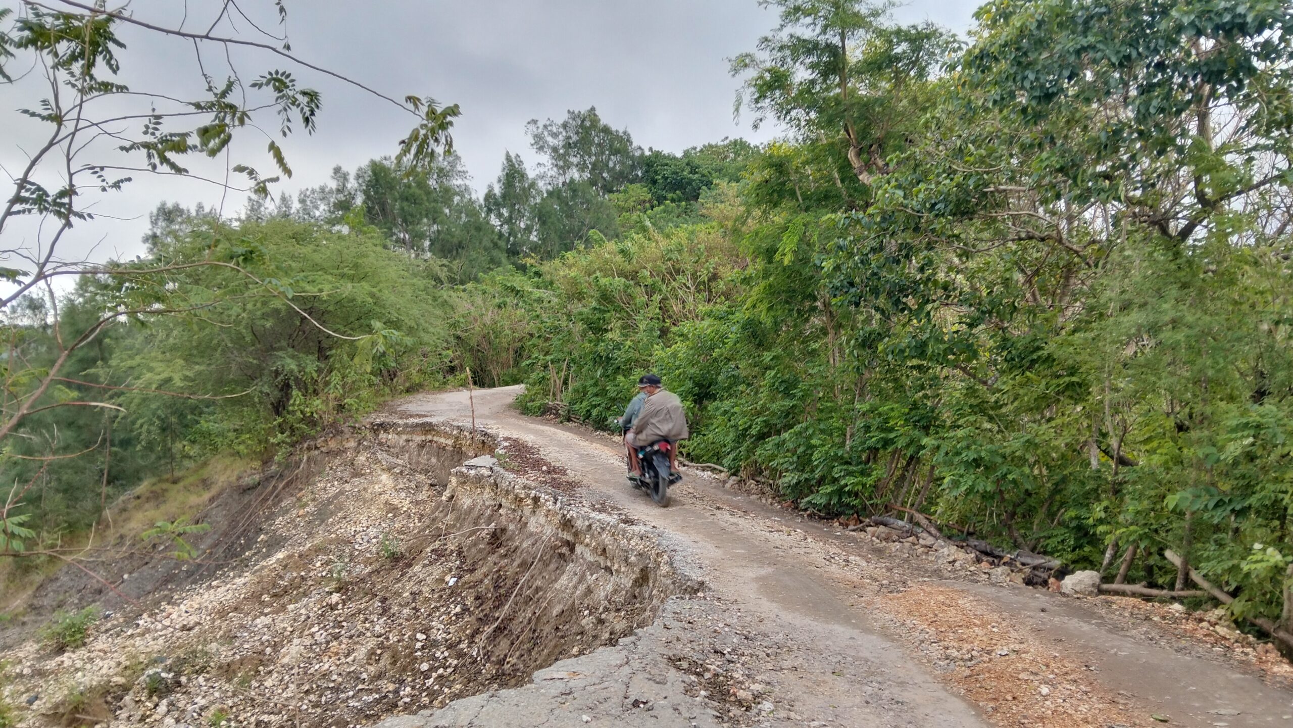 Ket. Foto: Kondisi Jalan Oben-Bone Nyaris Putus.