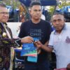 Ket. Foto: Penyerahan Kunci Kontak Traktor Roda 4 oleh Bupati Kupang, Yosef Lede SH kepada Kelompok Tani (Poktan).