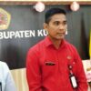 Ket. Foto: Plt. Badan Kepegawaian dan Pengembangan Sumber Daya Manusia (BKPSDM) Kabupaten Kupang bersama Stafnya.