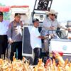 Ket. Foto: Presiden RI, Prabowo Subianto Bersama Kapolri, Jenderal Listyo Sigit Prabowo saat Penen Raya Jagung.