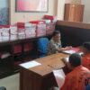 Ket. Foto: Penyidik Satuan Reskrim Polres Kupang Melakukan Penyerahan Tersangka dan Barang Bukti ke Kejaksaan Negeri Kabupaten Kupang.