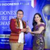 Ket. Foto: Bupati Kupang, Yosef Lede, S.H saat Menerima Piagam Penghargaan dari Majalah Nasional.