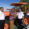 Ket. Foto: Pose Bersama saat Penyerahan Traktor Kepada salah Satu Kelompok Tani.