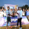 Ket. Foto: Bupati Kupang, Yosef Lede, SH saat Menyerahkan Hadiah Berupa Piala kepada Kancas FC.