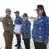 Ket. Foto: Bupati Kupang, Yosef Lede, SH Menyerahkan secara Simbolis SK kepada Tenaga PPPK lingkup Pemerintah Kabupaten Kupang.