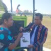 Ket. Kupang: Bupati Kupang, Yosef Lede, SH saat Menyerahkan 1 Unit Alsintan Secara Simbolis Kepada salah Satu Petani di Depan Kantor Bupati Kupang.