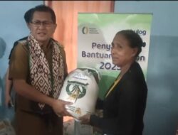 Warga Desa Apren Terima Bantuan Beras Secara Simbolis dari Pemkab Kupang
