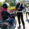 Ket. Foto: Salah Satu Pengendara Rode Dua saat Ditahan oleh Tim Gabungan, Propam TNI-AD dalam Operasi Patuh Turangga 2025.