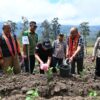 Ket. Foto: Penanaman Oleh Bupati Kupang, BPBD Kabupaten Kupang, Dinas Pertanian, dan Camat Amfoang Tengah, dan Kepolisian Amfoang Tengah, serta Para Kepala Desa.